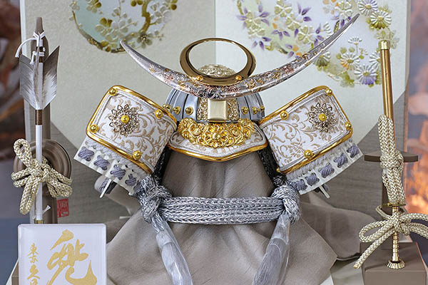 五月人形 久月 久月 兜 平飾り 正絹 薄墨糸縅 清流丸紋二曲屏風 詳細画像 久月 五月人形 久月 兜 平飾り 正絹 薄墨糸縅 清流丸紋二曲屏風 詳細画像