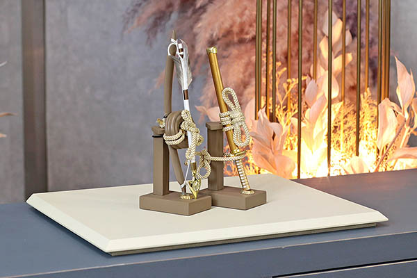 五月人形 久月 久月 兜 平飾り 正絹 薄墨糸縅 清流丸紋二曲屏風 詳細画像 久月 五月人形 久月 兜 平飾り 正絹 薄墨糸縅 清流丸紋二曲屏風 詳細画像