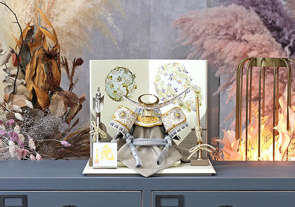 五月人形 久月 久月 兜 平飾り 正絹 薄墨糸縅 清流丸紋二曲屏風 詳細画像 久月 五月人形 久月 兜 平飾り 正絹 薄墨糸縅 清流丸紋二曲屏風 詳細画像