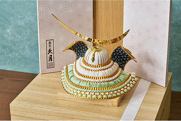 五月人形 久月 久月 兜 収納飾り 正絹 若草段縅 伊達政宗 白木 木目 詳細画像 久月 五月人形 久月 兜 収納飾り 正絹 若草段縅 伊達政宗 白木 木目 詳細画像