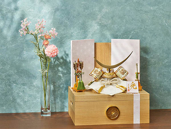 五月人形 久月 久月 兜 収納飾り 正絹 若草段縅 伊達政宗 白木 木目 詳細画像 久月 五月人形 久月 兜 収納飾り 正絹 若草段縅 伊達政宗 白木 木目 詳細画像