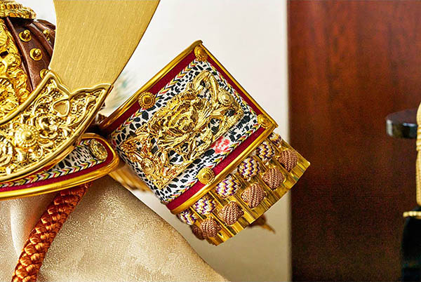 久月　 五月人形　久月 兜 収納飾り 正絹 薄茶裾濃縅 松に鷹二曲屏風 収納箱　詳細画像