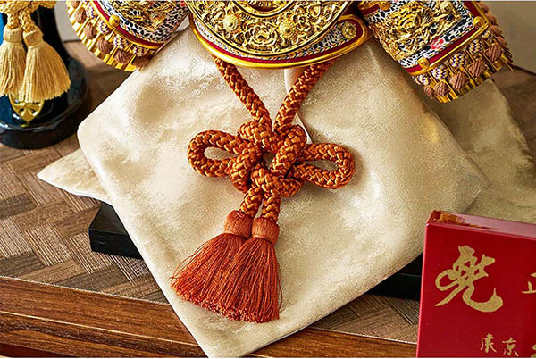 久月　 五月人形　久月 兜 収納飾り 正絹 薄茶裾濃縅 松に鷹二曲屏風 収納箱　詳細画像