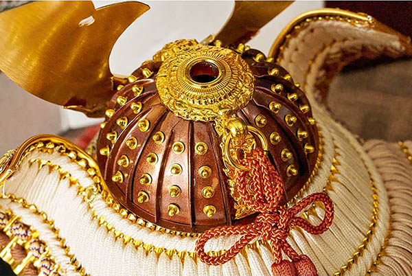 久月　 五月人形　久月 兜 収納飾り 正絹 薄茶裾濃縅 松に鷹二曲屏風 収納箱　詳細画像