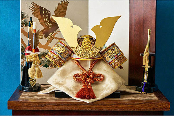 久月　 五月人形　久月 兜 収納飾り 正絹 薄茶裾濃縅 松に鷹二曲屏風 収納箱　詳細画像