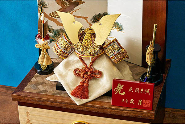 久月　 五月人形　久月 兜 収納飾り 正絹 薄茶裾濃縅 松に鷹二曲屏風 収納箱　詳細画像