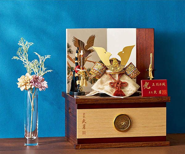 久月　 五月人形　久月 兜 収納飾り 正絹 薄茶裾濃縅 松に鷹二曲屏風 収納箱　詳細画像