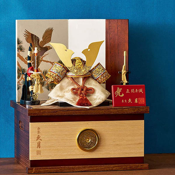 久月　 五月人形　久月 兜 収納飾り 正絹 薄茶裾濃縅 松に鷹二曲屏風 収納箱　詳細画像