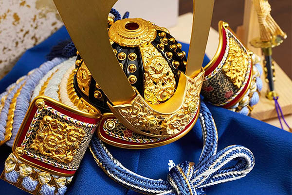 五月人形 久月 久月 兜 収納飾り 正絹 青裾濃縅 白木 木目 詳細画像 久月 五月人形 久月 兜 収納飾り 正絹 青裾濃縅 白木 木目 詳細画像