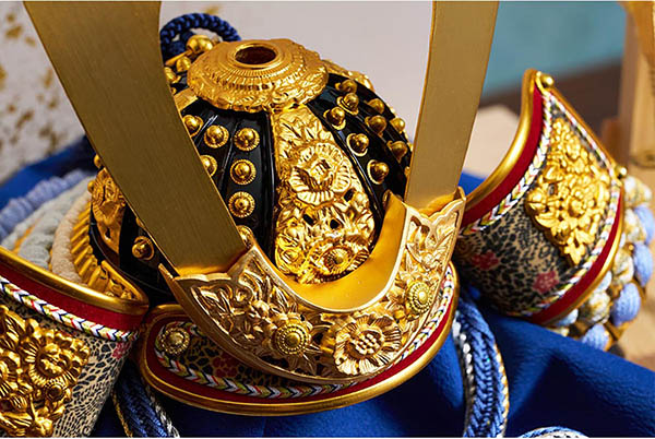 五月人形 久月 久月 兜 収納飾り 正絹 青裾濃縅 白木 木目 詳細画像 久月 五月人形 久月 兜 収納飾り 正絹 青裾濃縅 白木 木目 詳細画像