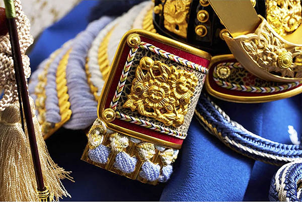 五月人形 久月 久月 兜 収納飾り 正絹 青裾濃縅 白木 木目 詳細画像 久月 五月人形 久月 兜 収納飾り 正絹 青裾濃縅 白木 木目 詳細画像