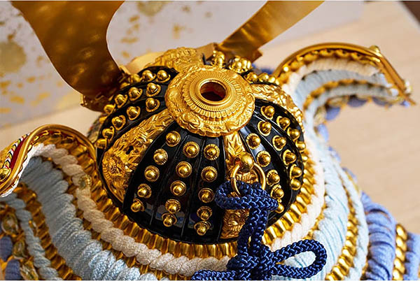 五月人形 久月 久月 兜 収納飾り 正絹 青裾濃縅 白木 木目 詳細画像 久月 五月人形 久月 兜 収納飾り 正絹 青裾濃縅 白木 木目 詳細画像