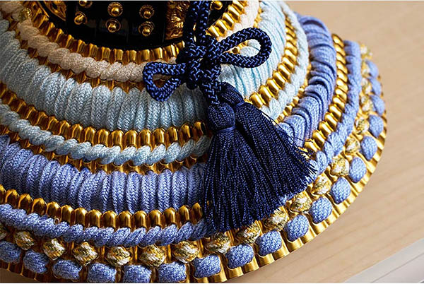 五月人形 久月 久月 兜 収納飾り 正絹 青裾濃縅 白木 木目 詳細画像 久月 五月人形 久月 兜 収納飾り 正絹 青裾濃縅 白木 木目 詳細画像