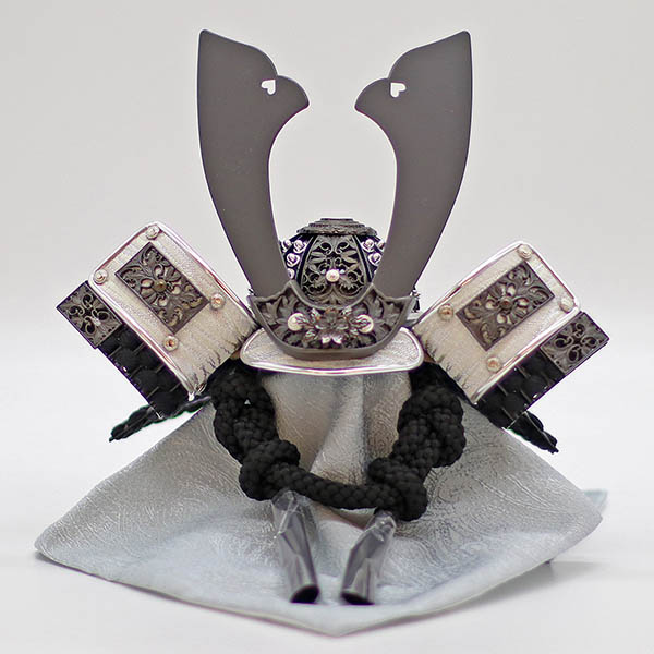 五月人形 久月 久月 兜 収納飾り 正絹 黒糸縅 詳細画像 久月 五月人形 久月 兜 収納飾り 正絹 黒糸縅 詳細画像