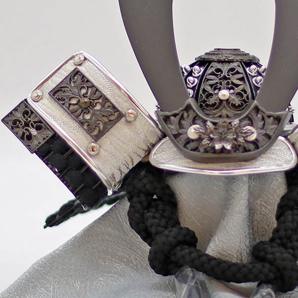 五月人形 久月 久月 兜 収納飾り 正絹 黒糸縅 詳細画像 久月 五月人形 久月 兜 収納飾り 正絹 黒糸縅 詳細画像