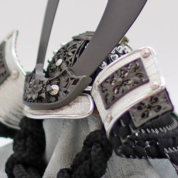 五月人形 久月 久月 兜 収納飾り 正絹 黒糸縅 詳細画像 久月 五月人形 久月 兜 収納飾り 正絹 黒糸縅 詳細画像