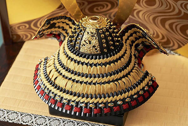 久月　 五月人形　久月 兜 収納飾り 正絹 緋縅 光琳梅二曲屏風 収納箱　詳細画像