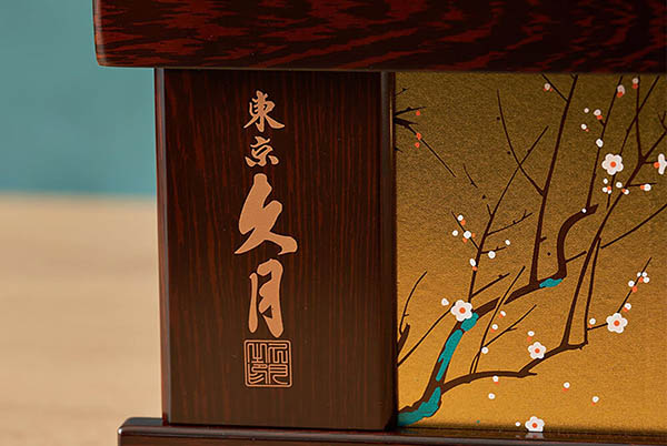 久月　 五月人形　久月 兜 収納飾り 正絹 緋縅 光琳梅二曲屏風 収納箱　詳細画像