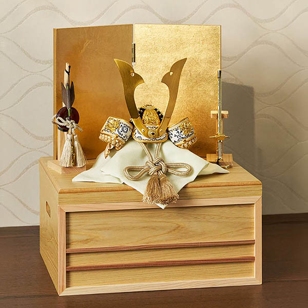 五月人形 久月 鈴木利光作 兜 収納飾り 正絹 薄茶縅 久月監製 金箔二曲屏風 針桐収納箱 白木 木目 詳細画像 久月 五月人形 鈴木利光作 兜 収納飾り 正絹 薄茶縅 久月監製 金箔二曲屏風 針桐収納箱 白木 木目 詳細画像