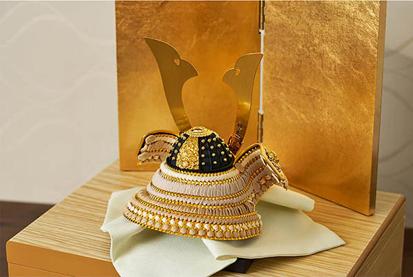 五月人形 久月 鈴木利光作 兜 収納飾り 正絹 薄茶縅 久月監製 金箔二曲屏風 針桐収納箱 白木 木目 詳細画像 久月 五月人形 鈴木利光作 兜 収納飾り 正絹 薄茶縅 久月監製 金箔二曲屏風 針桐収納箱 白木 木目 詳細画像