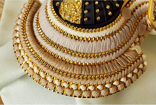 五月人形 久月 鈴木利光作 兜 収納飾り 正絹 薄茶縅 久月監製 金箔二曲屏風 針桐収納箱 白木 木目 詳細画像 久月 五月人形 鈴木利光作 兜 収納飾り 正絹 薄茶縅 久月監製 金箔二曲屏風 針桐収納箱 白木 木目 詳細画像