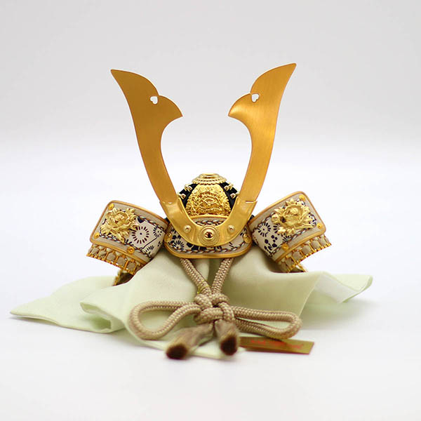 五月人形 久月 鈴木利光作 兜 収納飾り 正絹 薄茶縅 久月監製 金箔二曲屏風 針桐収納箱 白木 木目 詳細画像 久月 五月人形 鈴木利光作 兜 収納飾り 正絹 薄茶縅 久月監製 金箔二曲屏風 針桐収納箱 白木 木目 詳細画像