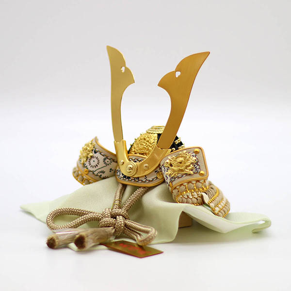 五月人形 久月 鈴木利光作 兜 収納飾り 正絹 薄茶縅 久月監製 金箔二曲屏風 針桐収納箱 白木 木目 詳細画像 久月 五月人形 鈴木利光作 兜 収納飾り 正絹 薄茶縅 久月監製 金箔二曲屏風 針桐収納箱 白木 木目 詳細画像