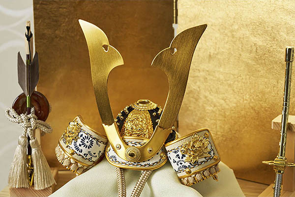 五月人形 久月 鈴木利光作 兜 収納飾り 正絹 薄茶縅 久月監製 金箔二曲屏風 針桐収納箱 白木 木目 詳細画像 久月 五月人形 鈴木利光作 兜 収納飾り 正絹 薄茶縅 久月監製 金箔二曲屏風 針桐収納箱 白木 木目 詳細画像