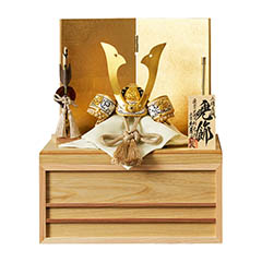 五月人形: 鈴木利光作 兜 収納飾り 正絹 薄茶縅 久月監製 金箔二曲屏風 針桐収納箱 白木 木目 【D-70】