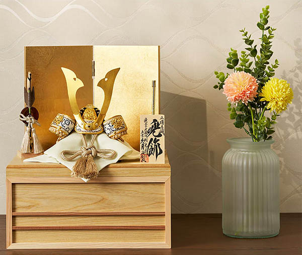 五月人形 久月 鈴木利光作 兜 収納飾り 正絹 薄茶縅 久月監製 金箔二曲屏風 針桐収納箱 白木 木目 詳細画像 久月 五月人形 鈴木利光作 兜 収納飾り 正絹 薄茶縅 久月監製 金箔二曲屏風 針桐収納箱 白木 木目 詳細画像