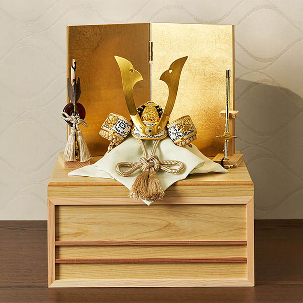 五月人形 久月 鈴木利光作 兜 収納飾り 正絹 薄茶縅 久月監製 金箔二曲屏風 針桐収納箱 白木 木目 詳細画像 久月 五月人形 鈴木利光作 兜 収納飾り 正絹 薄茶縅 久月監製 金箔二曲屏風 針桐収納箱 白木 木目 詳細画像