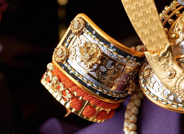 久月　 五月人形　鈴木利光作 兜 収納飾り 本金箔押 正絹 朱糸縅 久月監製　詳細画像