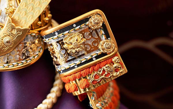 久月　 五月人形　鈴木利光作 兜 収納飾り 本金箔押 正絹 朱糸縅 久月監製　詳細画像