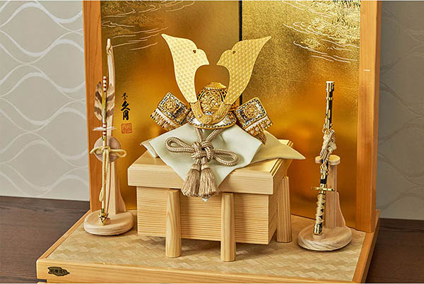 久月　 五月人形　鈴木利光作 兜 平飾り 正絹 茶中白縅 久月監製 金彩山水二曲屏風 白木 木目　詳細画像