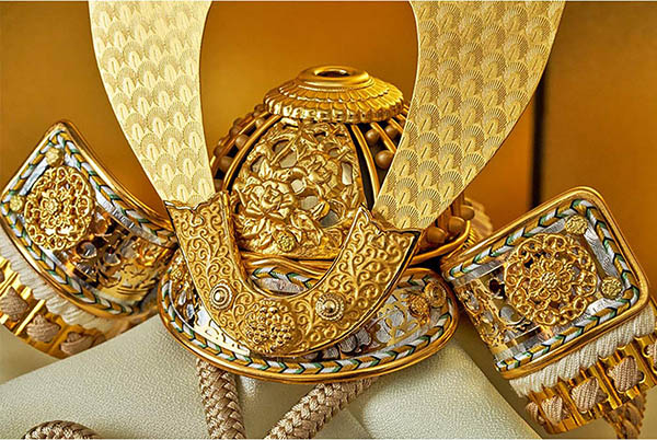 久月　 五月人形　鈴木利光作 兜 平飾り 正絹 茶中白縅 久月監製 金彩山水二曲屏風 白木 木目　詳細画像