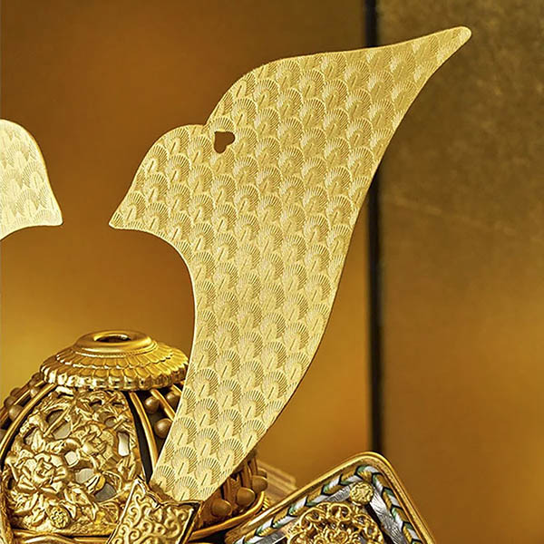 久月　 五月人形　鈴木利光作 兜 平飾り 正絹 茶中白縅 久月監製 金彩山水二曲屏風 白木 木目　詳細画像