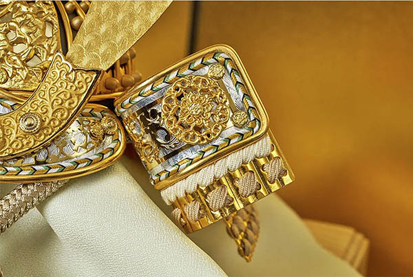 久月　 五月人形　鈴木利光作 兜 平飾り 正絹 茶中白縅 久月監製 金彩山水二曲屏風 白木 木目　詳細画像