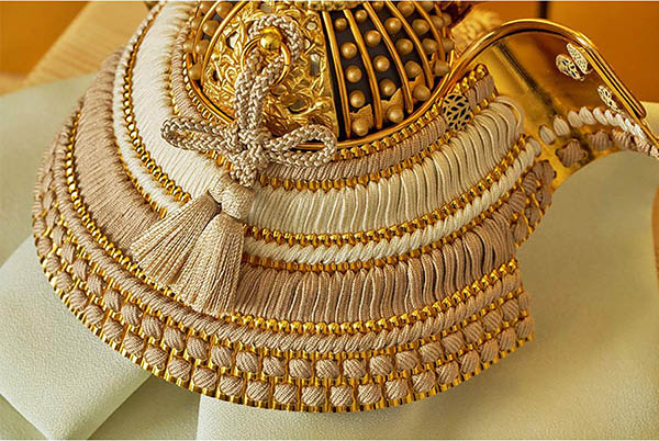 久月　 五月人形　鈴木利光作 兜 平飾り 正絹 茶中白縅 久月監製 金彩山水二曲屏風 白木 木目　詳細画像