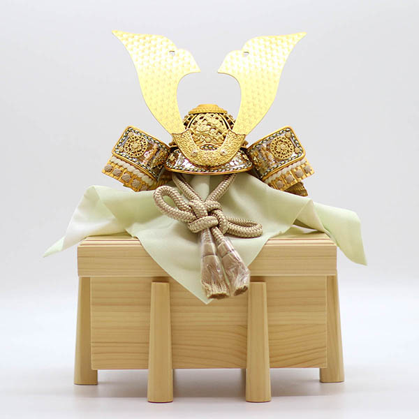 久月　 五月人形　鈴木利光作 兜 平飾り 正絹 茶中白縅 久月監製 金彩山水二曲屏風 白木 木目　詳細画像