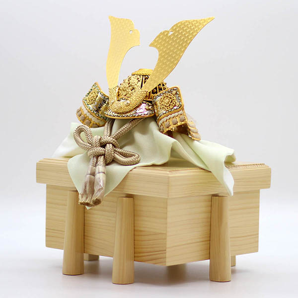 久月　 五月人形　鈴木利光作 兜 平飾り 正絹 茶中白縅 久月監製 金彩山水二曲屏風 白木 木目　詳細画像