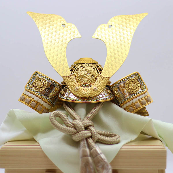 久月　 五月人形　鈴木利光作 兜 平飾り 正絹 茶中白縅 久月監製 金彩山水二曲屏風 白木 木目　詳細画像