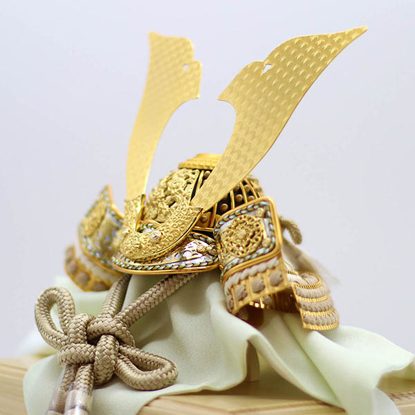 久月　 五月人形　鈴木利光作 兜 平飾り 正絹 茶中白縅 久月監製 金彩山水二曲屏風 白木 木目　詳細画像