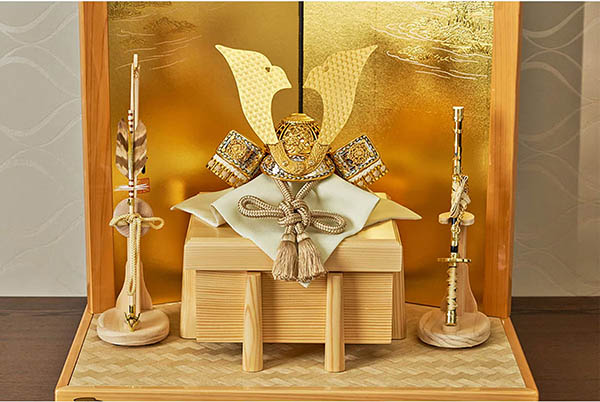 久月　 五月人形　鈴木利光作 兜 平飾り 正絹 茶中白縅 久月監製 金彩山水二曲屏風 白木 木目　詳細画像