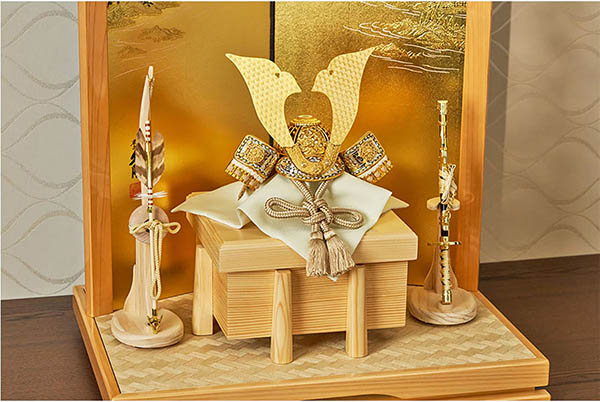 久月　 五月人形　鈴木利光作 兜 平飾り 正絹 茶中白縅 久月監製 金彩山水二曲屏風 白木 木目　詳細画像