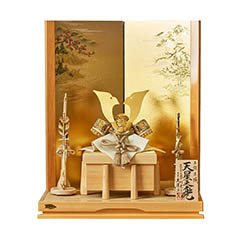 五月人形: 鈴木利光作 兜 平飾り 正絹 茶中白縅 久月監製 金彩山水二曲屏風 白木 木目 【D-71】