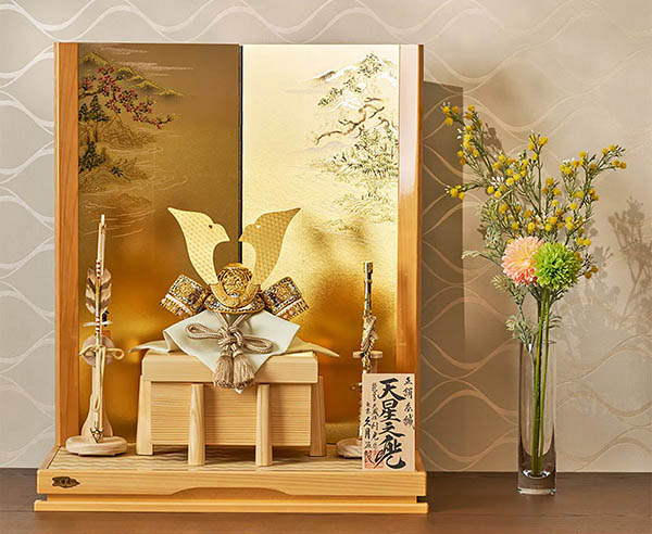 久月　 五月人形　鈴木利光作 兜 平飾り 正絹 茶中白縅 久月監製 金彩山水二曲屏風 白木 木目　詳細画像