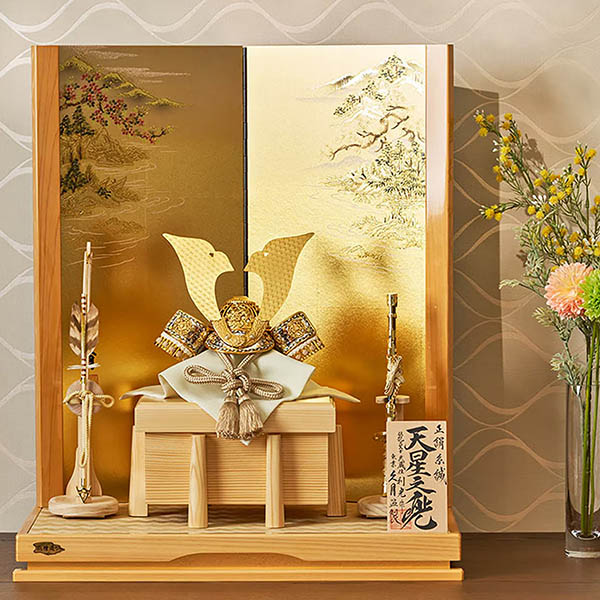 久月　 五月人形　鈴木利光作 兜 平飾り 正絹 茶中白縅 久月監製 金彩山水二曲屏風 白木 木目　詳細画像