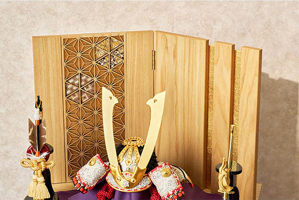 五月人形 久月 中村宗光作 兜 収納飾り 正絹 白糸沢瀉縅 久月監製 麻の葉寄木二曲屏風 タモ収納箱 白木 木目 詳細画像 久月 五月人形 中村宗光作 兜 収納飾り 正絹 白糸沢瀉縅 久月監製 麻の葉寄木二曲屏風 タモ収納箱 白木 木目 詳細画像