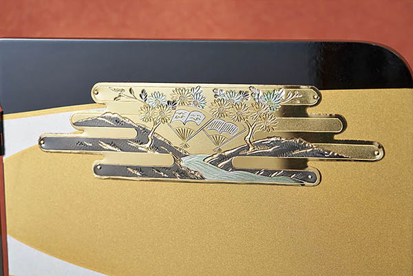 久月　 五月人形　上原玉鳳作 伊達政宗 兜 収納飾り 正絹 色々縅 久月監製　詳細画像