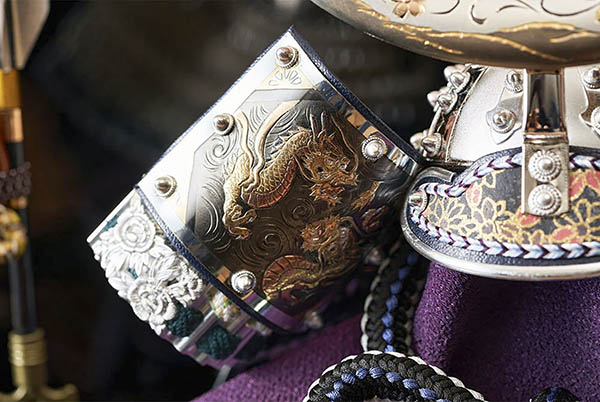 久月　 五月人形　上原玉鳳作 伊達政宗 兜 収納飾り 正絹 色々縅 久月監製　詳細画像